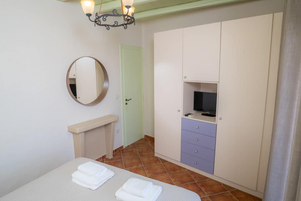 places-to-stay-in-koufonissia-top-floor-apartment-4 svg+xml;charset=utf